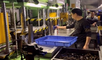 Production Equipment-Kitchenware stainless steel accessories_Stainless steel cookware accessories_High-speed rail accessories_Precision casting accessories-JIANGMEN DEYIBAO STAINLESS STEEL PRODUCTS CO.LTD-自动制蜡机